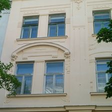 114_03_Detaiansicht der linken Fensterachsen