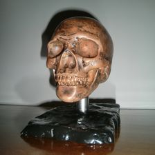 Totenkopf auf Sockelplatte ca.15x18x21 cm